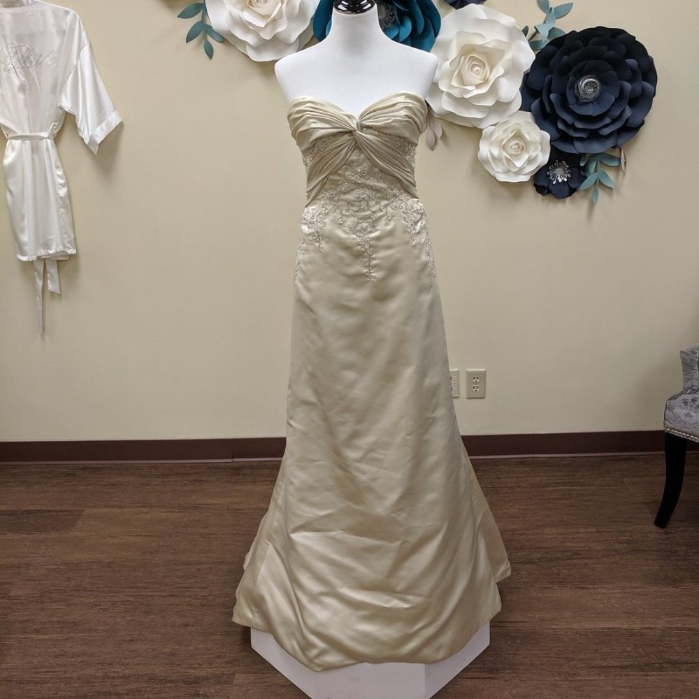 Mon Cheri Cream Wedding Gown Size 10 Street Size 4 6 8